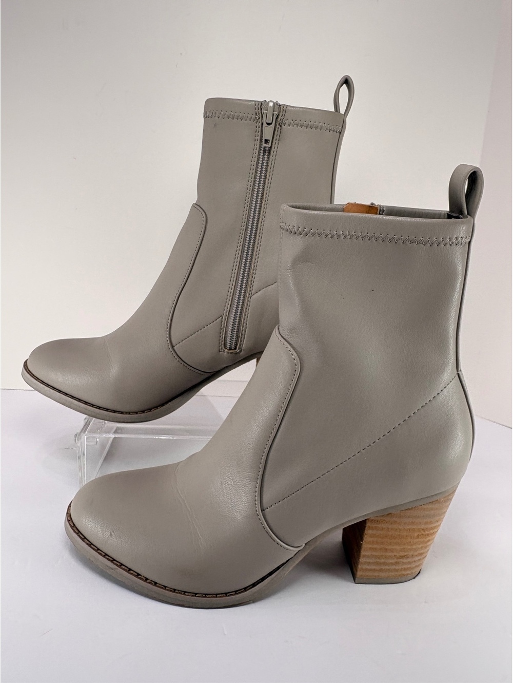 Womenโs Elarao Gray Leather Ankle Boots Block Heel Side Zip Size 7